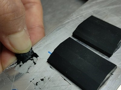 金屬與橡膠用什么膠水？聚力快干膠解決轉(zhuǎn)運設(shè)備粘接難題
